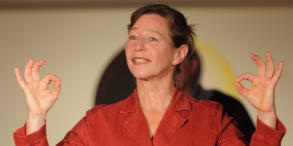Gudrun, Siegfried und deren Tochter Fränzi Meier treffen sich zwei Jahre nach der Scheidung in einem Bestattungs-Unternehmen. Knisternde Atmosphäre!